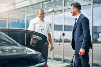 Chauffeur empfängt einen Passagier am Flughafen Frankfurt